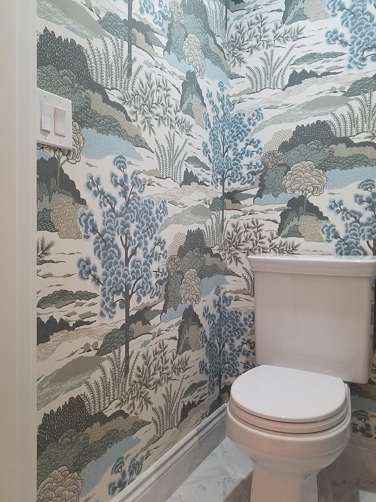 Klassische Gästetoilette mit Schrankfronten mit vertiefter Füllung, grauen Schränken, beiger Wandfarbe, Unterbauwaschbecken, Mineralwerkstoff-Waschtisch und beiger Waschtischplatte in Boston
