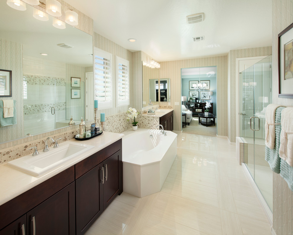 На фото: ванная комната в классическом стиле с накладной раковиной, фасадами в стиле шейкер, темными деревянными фасадами, душем в нише, бежевой плиткой и окном с