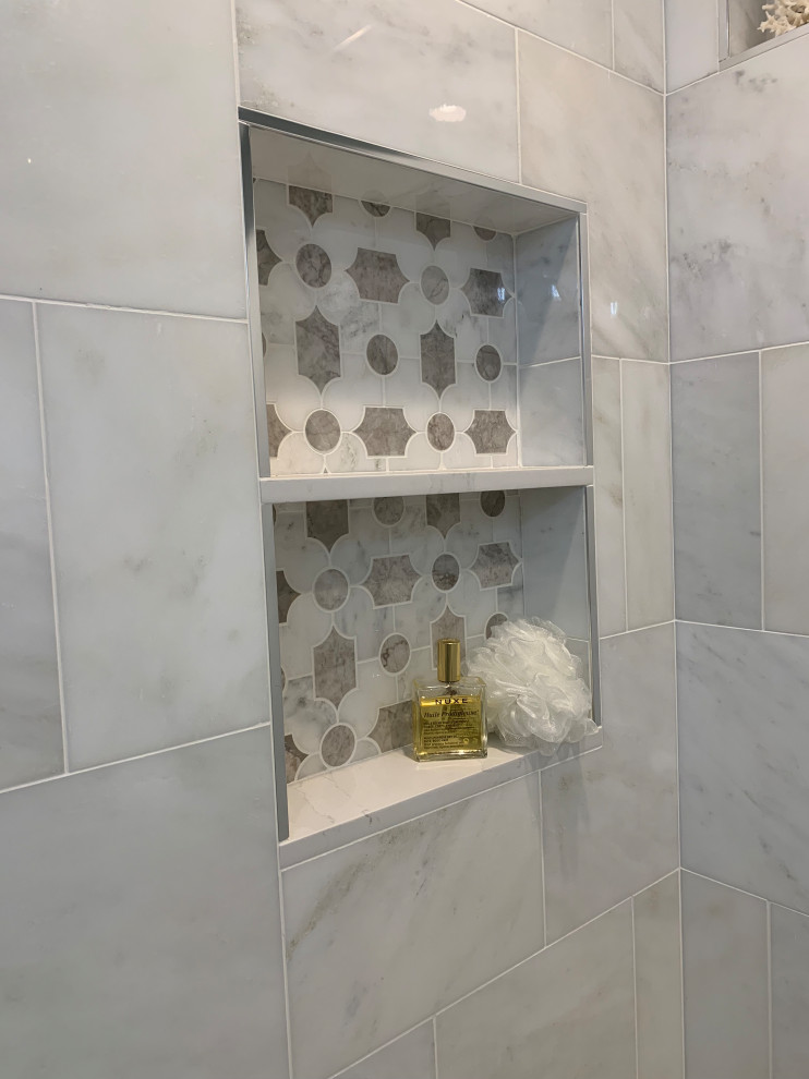 Inspiration för mellanstora klassiska vitt badrum med dusch, med skåp i shakerstil, vita skåp, ett badkar i en alkov, en dusch/badkar-kombination, en toalettstol med hel cisternkåpa, vit kakel, marmorkakel, grå väggar, marmorgolv, ett fristående handfat, bänkskiva i kvarts, grått golv och dusch med gångjärnsdörr