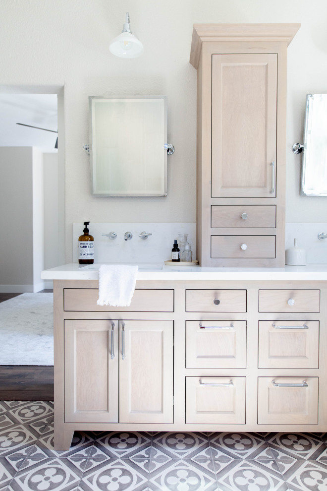 Immagine di una parquet e piastrelle stanza da bagno padronale classica con ante in stile shaker, ante in legno chiaro, pareti bianche, lavabo sottopiano, pavimento grigio e top bianco