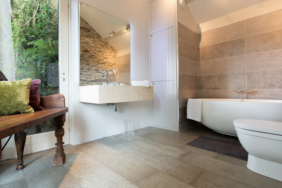 Immagine di una stanza da bagno country con pavimento in cemento