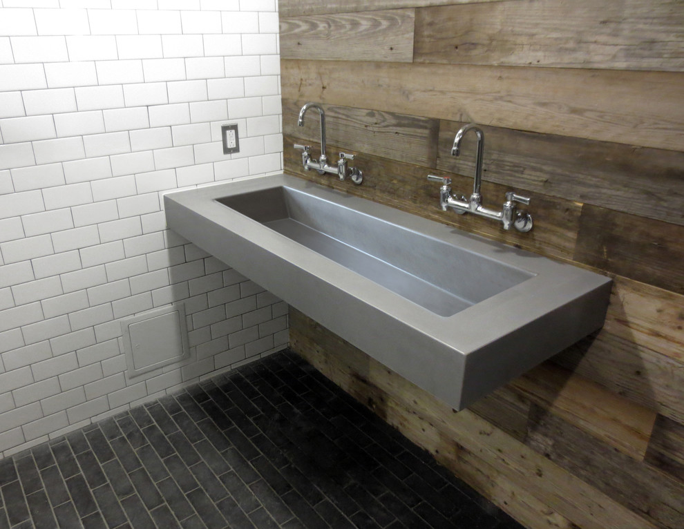 Esempio di una stanza da bagno contemporanea di medie dimensioni con lavabo sospeso