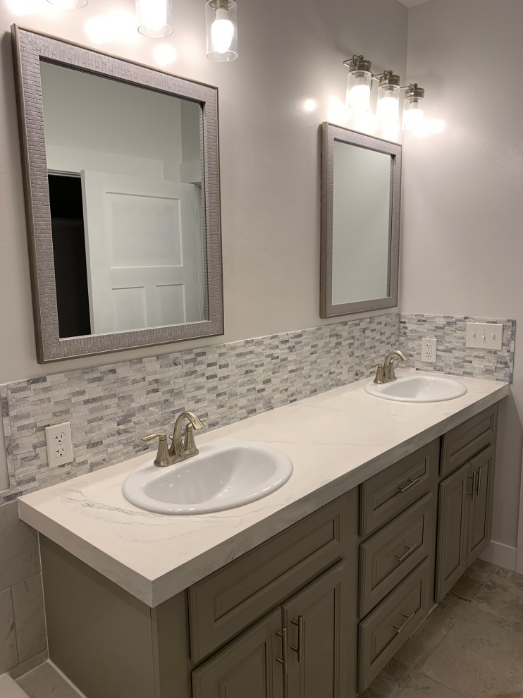 Immagine di una stanza da bagno padronale minimal di medie dimensioni con ante con bugna sagomata, ante grigie, piastrelle grigie, piastrelle di vetro, top in cemento e top bianco