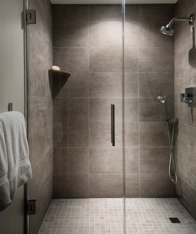 Foto de cuarto de baño minimalista con ducha a ras de suelo, baldosas y/o azulejos grises, baldosas y/o azulejos de cemento y paredes grises