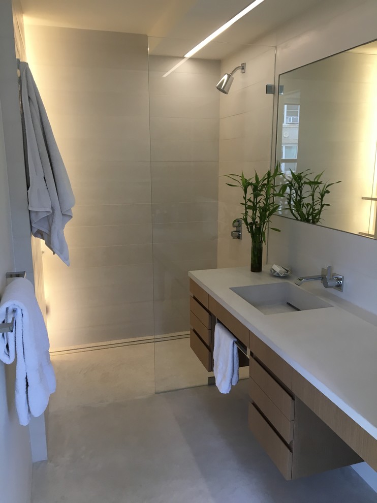 Inspiration pour une salle de bain minimaliste avec un carrelage blanc, un mur blanc, sol en béton ciré et un plan de toilette en béton.