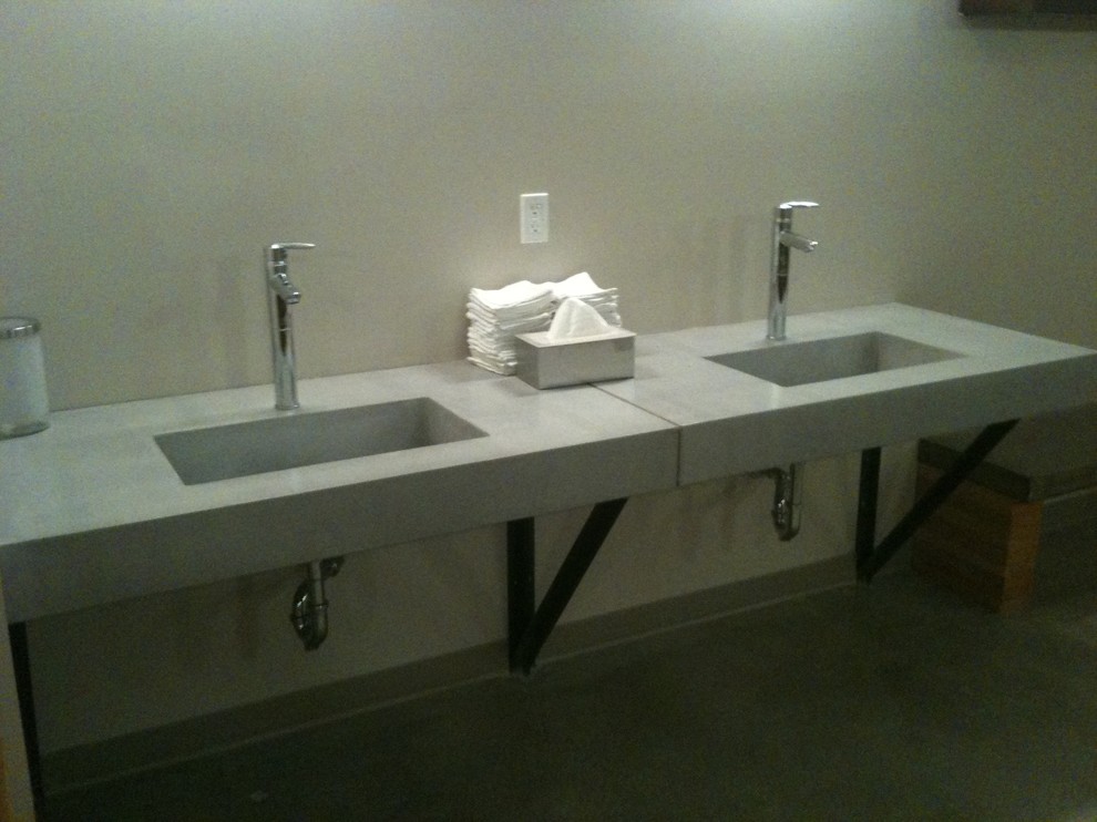 Foto di una stanza da bagno moderna con lavabo integrato e top in cemento