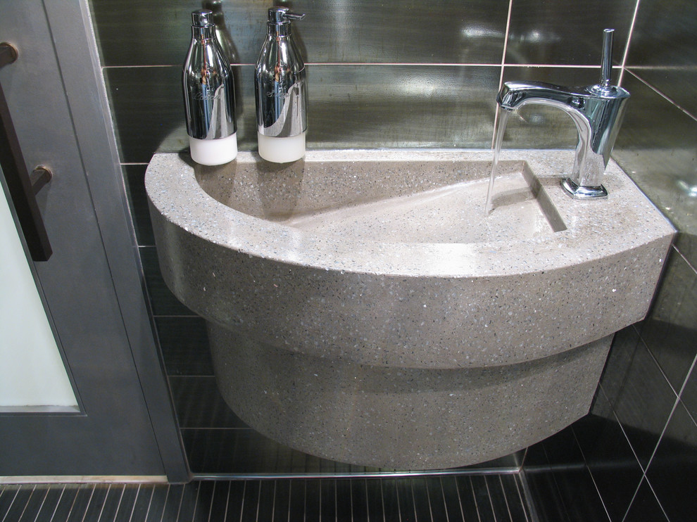 Пример оригинального дизайна: ванная комната в современном стиле с подвесной раковиной, столешницей из бетона и душевой кабиной