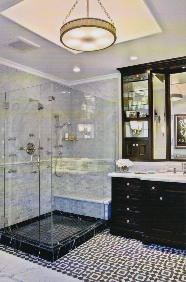 Diseño de cuarto de baño principal mediterráneo con baldosas y/o azulejos blancas y negros y suelo de cemento