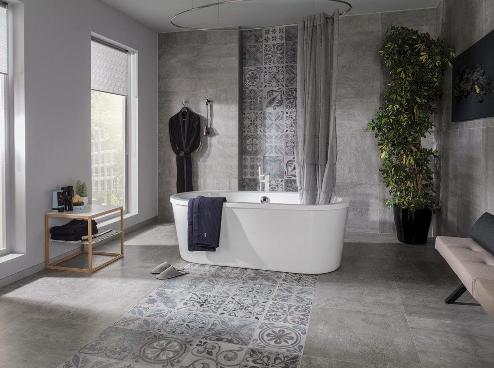 パースにあるラグジュアリーな広いコンテンポラリースタイルのおしゃれなマスターバスルーム (置き型浴槽、グレーのタイル、磁器タイル、グレーの壁、磁器タイルの床、シャワー付き浴槽	) の写真