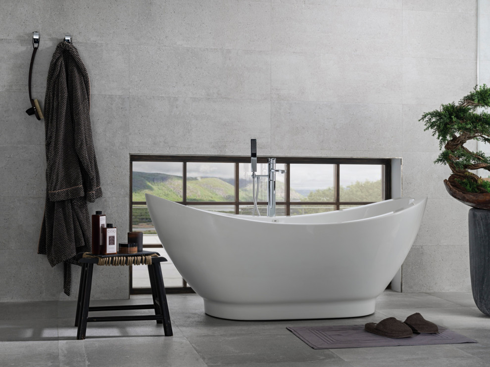 Aménagement d'une salle de bain contemporaine avec une baignoire indépendante, un carrelage gris, des carreaux de céramique, un mur gris, un sol en carrelage de porcelaine et un sol gris.