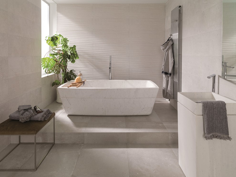 Aménagement d'une salle de bain principale contemporaine avec une baignoire indépendante, un carrelage blanc, des carreaux de céramique, un mur blanc, un sol en carrelage de porcelaine et un lavabo de ferme.