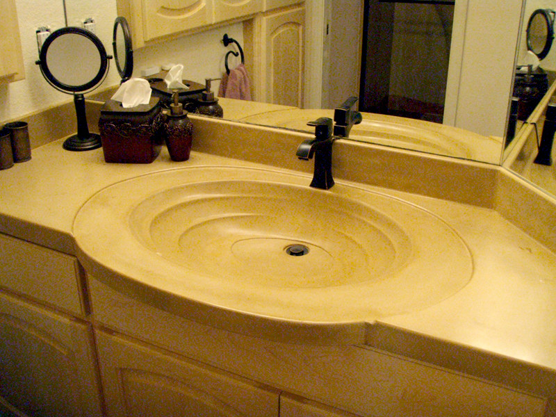 Esempio di una stanza da bagno con doccia moderna di medie dimensioni con top in cemento, ante con bugna sagomata, ante in legno chiaro, pareti bianche, pavimento con piastrelle in ceramica, lavabo integrato e top giallo