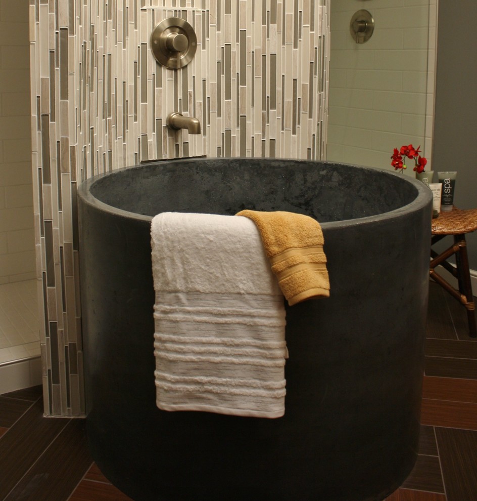 Cette image montre une salle de bain minimaliste de taille moyenne avec un lavabo intégré, une baignoire indépendante, une douche double, WC séparés, un carrelage marron, des carreaux de céramique, un mur gris et un sol en carrelage de céramique.