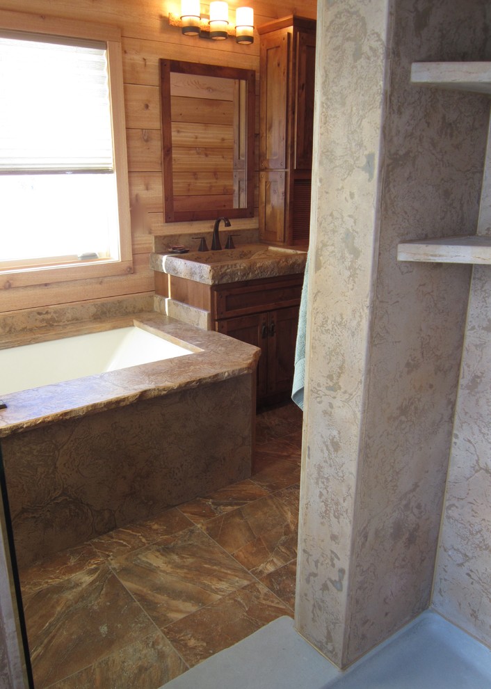Inspiration för mycket stora rustika flerfärgat en-suite badrum, med ett undermonterat badkar, en dusch i en alkov, ett integrerad handfat, bänkskiva i betong och med dusch som är öppen