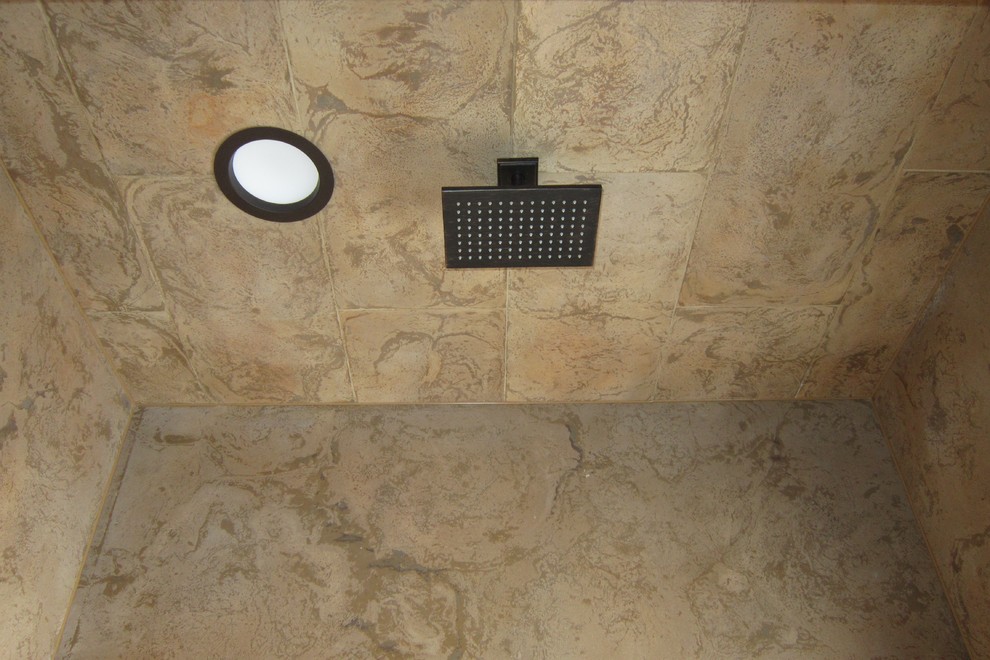 Immagine di un'ampia stanza da bagno padronale rustica con vasca sottopiano, doccia alcova, lavabo integrato, top in cemento, doccia aperta e top multicolore
