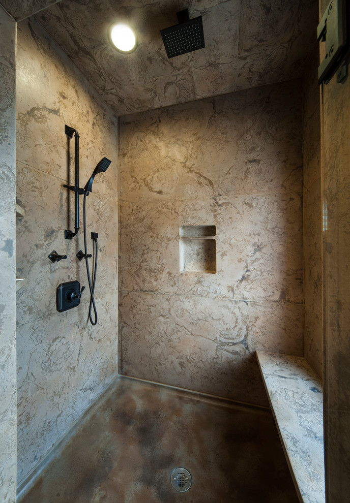 Idee per un'ampia stanza da bagno padronale rustica con vasca sottopiano, doccia alcova, lavabo integrato, top in cemento, doccia aperta e top multicolore