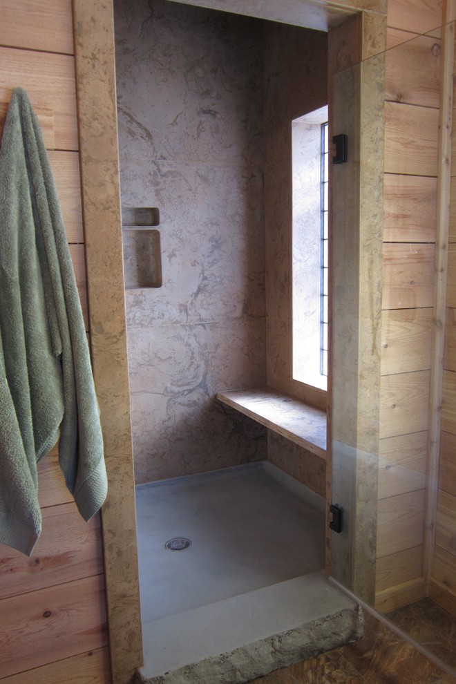 Esempio di un'ampia stanza da bagno padronale stile rurale con vasca sottopiano, doccia alcova, lavabo integrato, top in cemento, doccia aperta e top multicolore