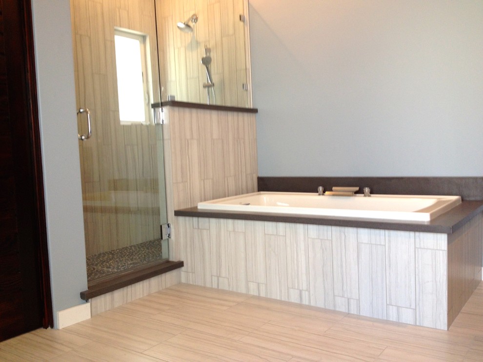 Modelo de cuarto de baño actual con encimera de cemento y baldosas y/o azulejos de cerámica