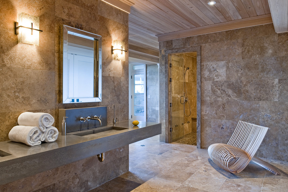 Idee per una stanza da bagno contemporanea con lavabo integrato, top in cemento, doccia a filo pavimento e piastrelle beige