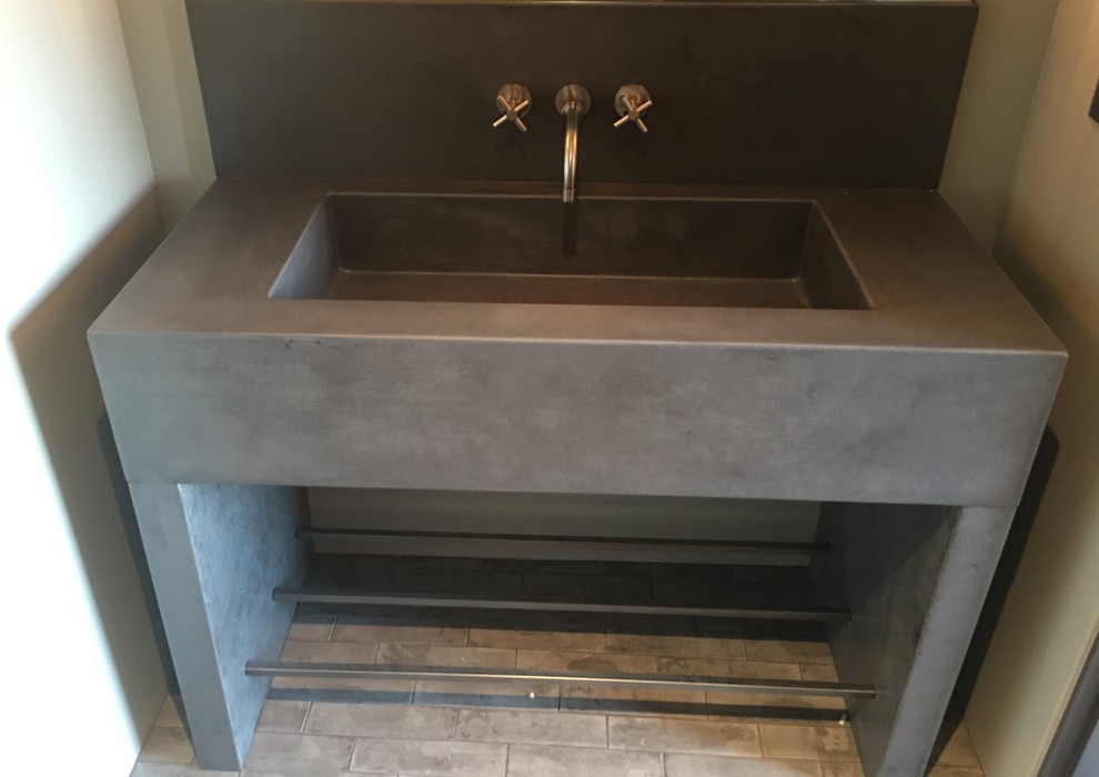 Modernes Badezimmer En Suite mit flächenbündigen Schrankfronten, Schränken im Used-Look, Betonboden und grauem Boden in Phoenix