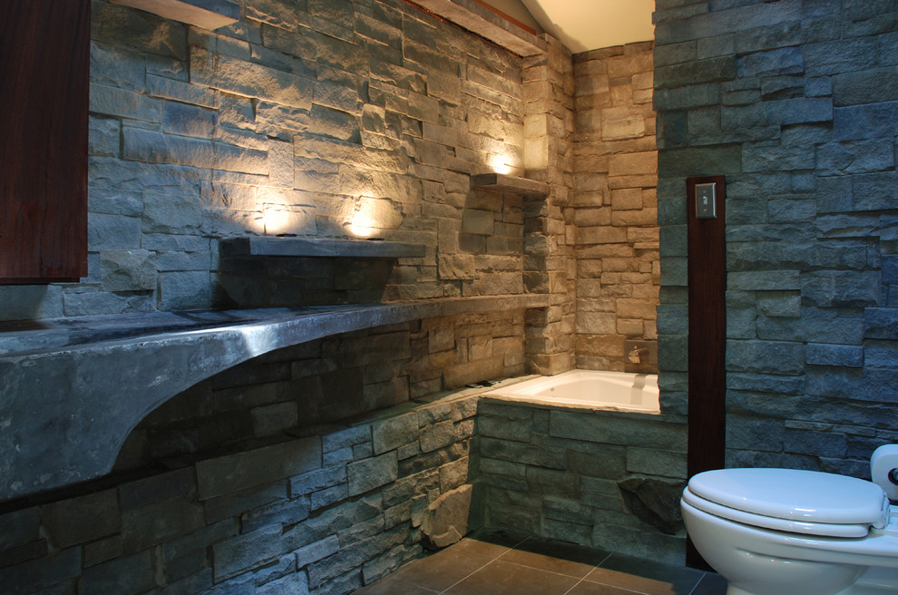 Стильный дизайн: главная ванная комната среднего размера в стиле модернизм с подвесной раковиной, темными деревянными фасадами, столешницей из бетона, накладной ванной, душем над ванной и полом из сланца - последний тренд