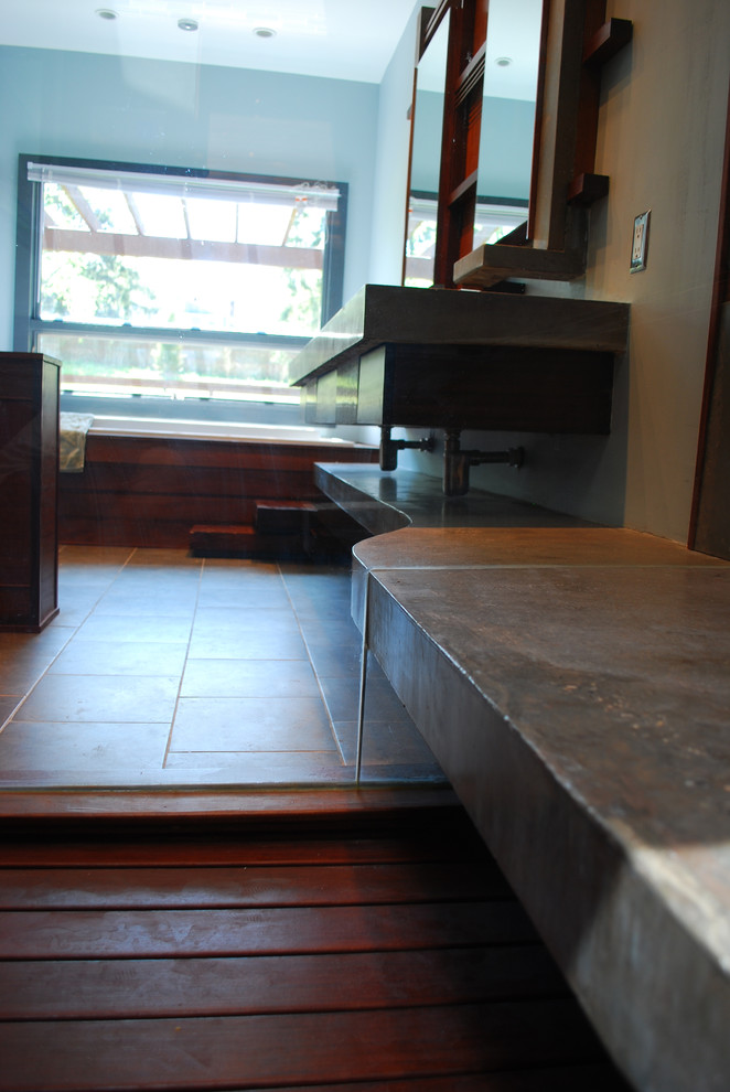 Esempio di una grande sauna minimalista con lavabo sospeso, ante in legno bruno, top in cemento, vasca da incasso, piastrelle di vetro e pavimento in ardesia