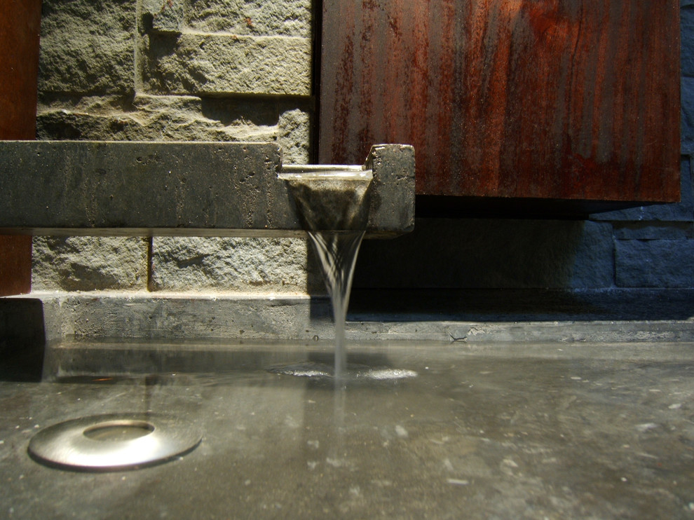 Foto di una sauna moderna di medie dimensioni con lavabo sospeso, ante in stile shaker, ante in legno bruno, top in cemento, vasca da incasso, piastrelle in pietra e pavimento in ardesia