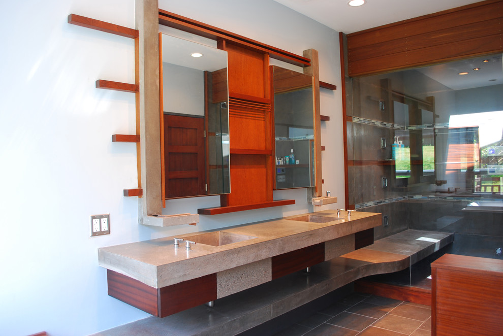 Стильный дизайн: большая баня и сауна в стиле модернизм с подвесной раковиной, темными деревянными фасадами, столешницей из бетона, накладной ванной, стеклянной плиткой и полом из сланца - последний тренд