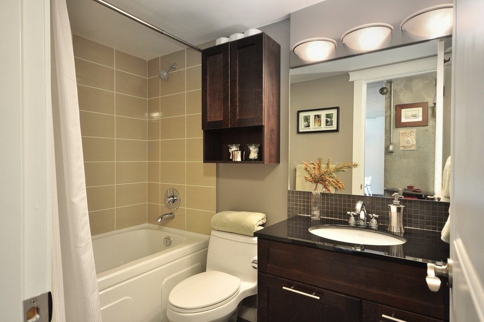 Idées déco pour une petite salle de bain principale contemporaine en bois foncé avec un placard à porte plane, un combiné douche/baignoire, WC séparés, un carrelage beige, un carrelage noir, des carreaux de céramique, un mur gris, un lavabo encastré, un plan de toilette en surface solide et une baignoire en alcôve.