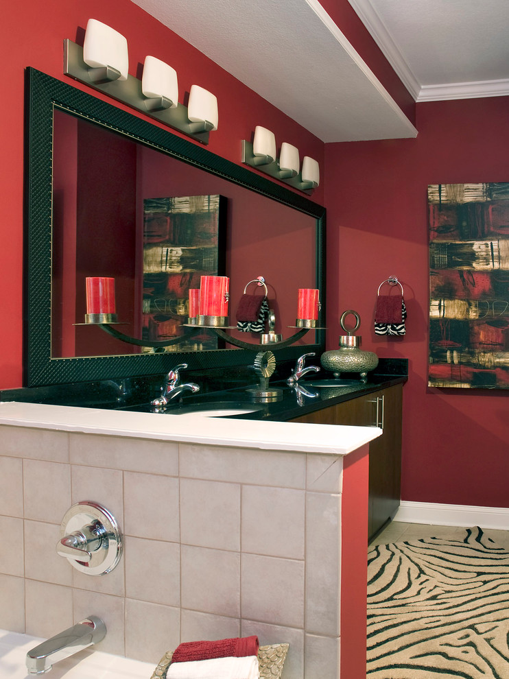 Immagine di una stanza da bagno padronale etnica di medie dimensioni con ante lisce, pareti rosse, lavabo sottopiano e top in granito