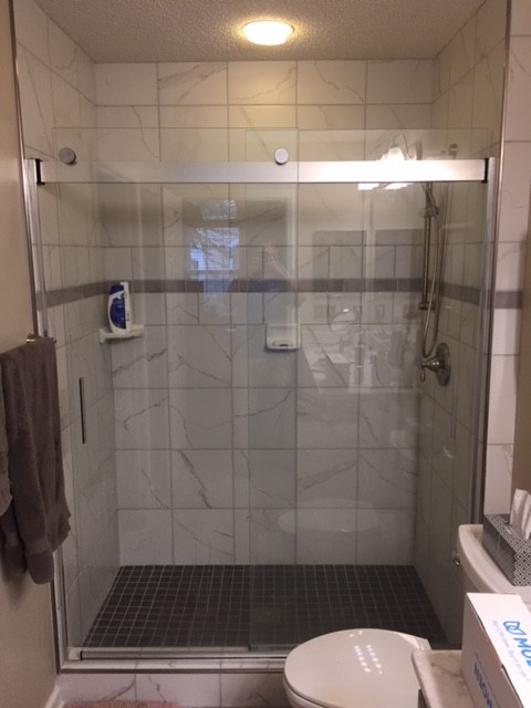 Ispirazione per una piccola stanza da bagno con doccia chic