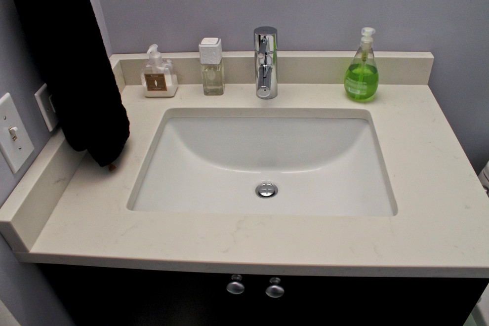 Diseño de cuarto de baño principal moderno pequeño con lavabo bajoencimera, puertas de armario de madera en tonos medios, combinación de ducha y bañera, baldosas y/o azulejos grises, paredes grises y suelo de baldosas de cerámica