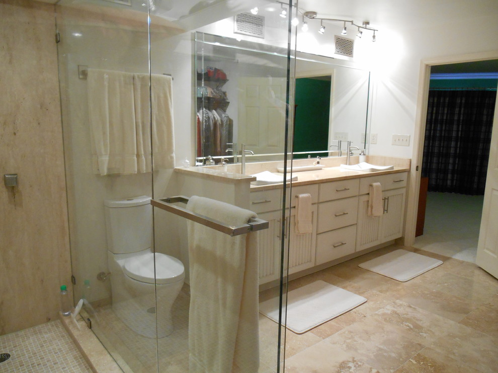 Immagine di una stanza da bagno padronale design di medie dimensioni con lavabo a bacinella, ante con riquadro incassato, ante bianche, doccia aperta, WC a due pezzi, piastrelle beige e piastrelle in pietra