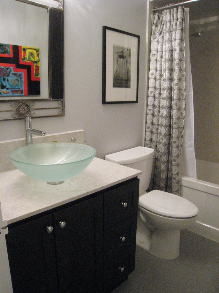 Kleines Modernes Badezimmer mit Aufsatzwaschbecken, Schrankfronten im Shaker-Stil, schwarzen Schränken, Quarzwerkstein-Waschtisch, Duschbadewanne und grauen Fliesen in Toronto