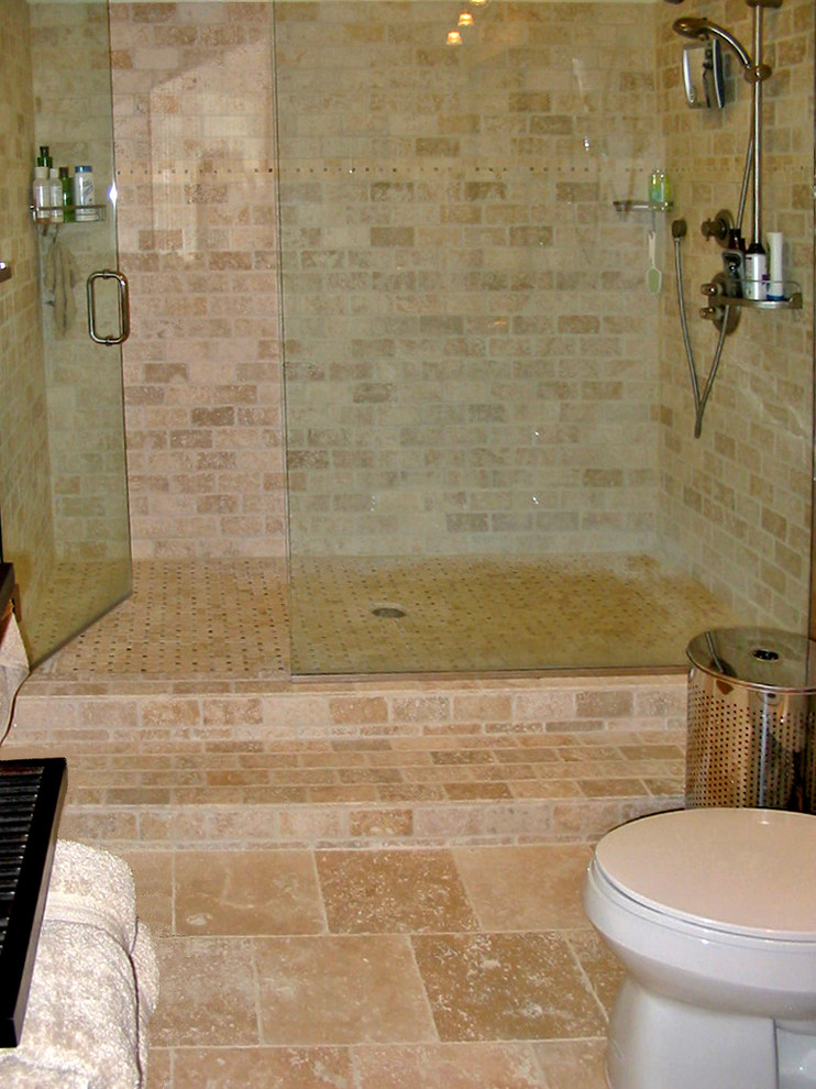 Modelo de cuarto de baño moderno con ducha empotrada, suelo de piedra caliza y lavabo suspendido