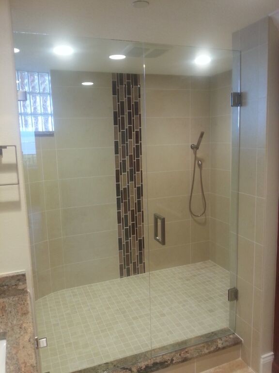 Cette photo montre une salle de bain chic de taille moyenne avec un carrelage beige, un carrelage marron, des carreaux de porcelaine, un mur beige, un lavabo encastré et un plan de toilette en granite.