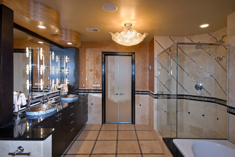 Foto de cuarto de baño bohemio con lavabo sobreencimera, armarios con paneles lisos, ducha esquinera y piedra