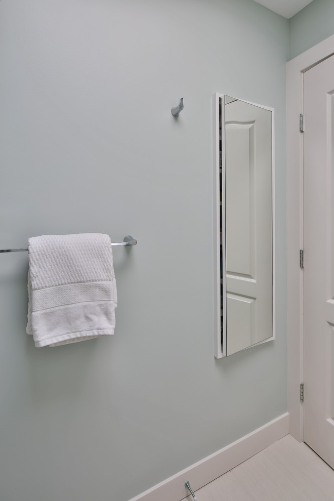 Inspiration för små moderna vitt badrum med dusch, med släta luckor, vita skåp, ett badkar i en alkov, en dusch/badkar-kombination, beige kakel, porslinskakel, grå väggar, klinkergolv i porslin, ett undermonterad handfat, beiget golv och dusch med skjutdörr