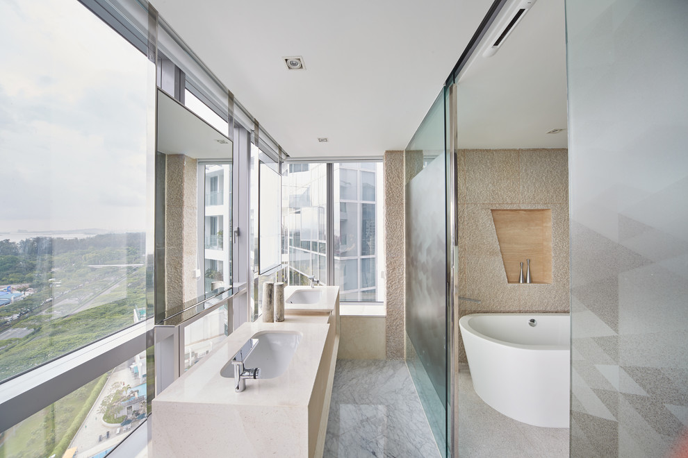 Cette image montre une salle de bain principale minimaliste.