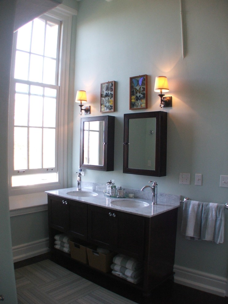 Ispirazione per una stanza da bagno classica con lavabo sottopiano, ante in stile shaker, ante in legno bruno, top in marmo e WC a due pezzi
