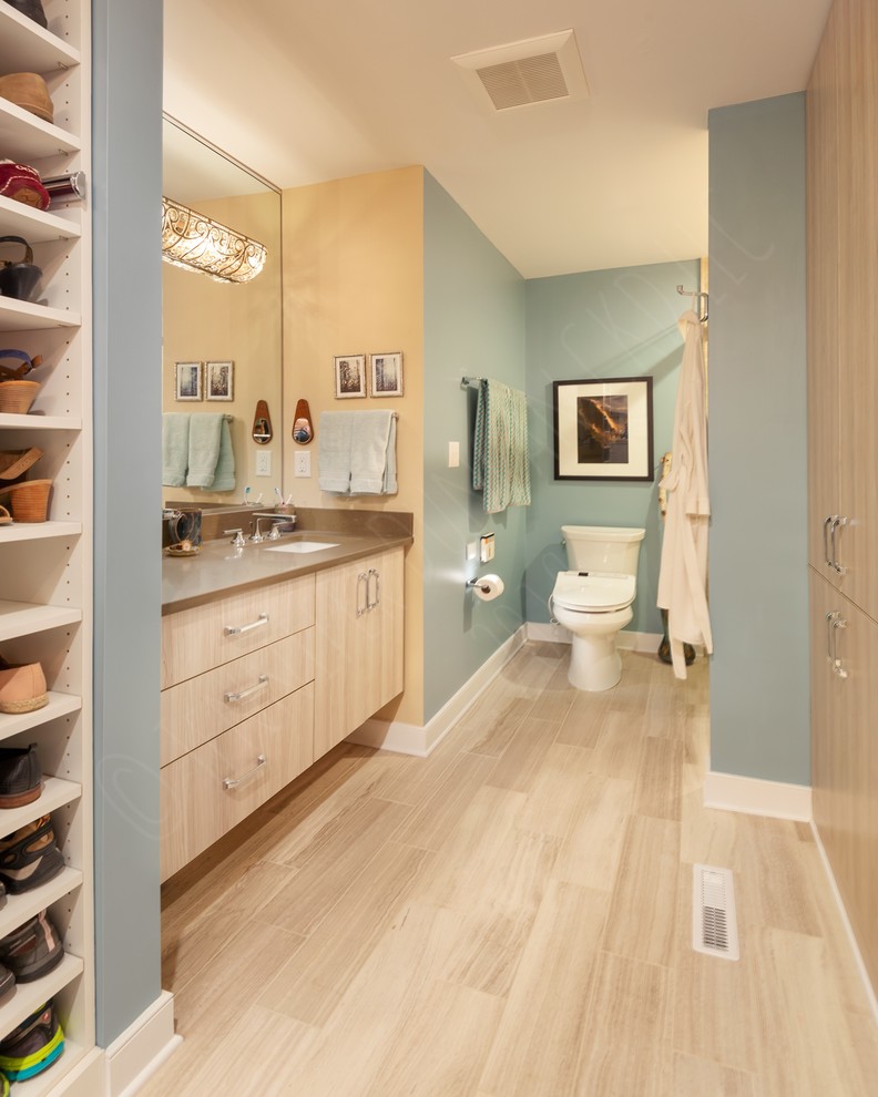 Idéer för ett mellanstort klassiskt brun en-suite badrum, med släta luckor, skåp i ljust trä, en dusch i en alkov, en bidé, beige kakel, kakelplattor, blå väggar, kalkstensgolv, ett undermonterad handfat, bänkskiva i kvarts, beiget golv och dusch med skjutdörr