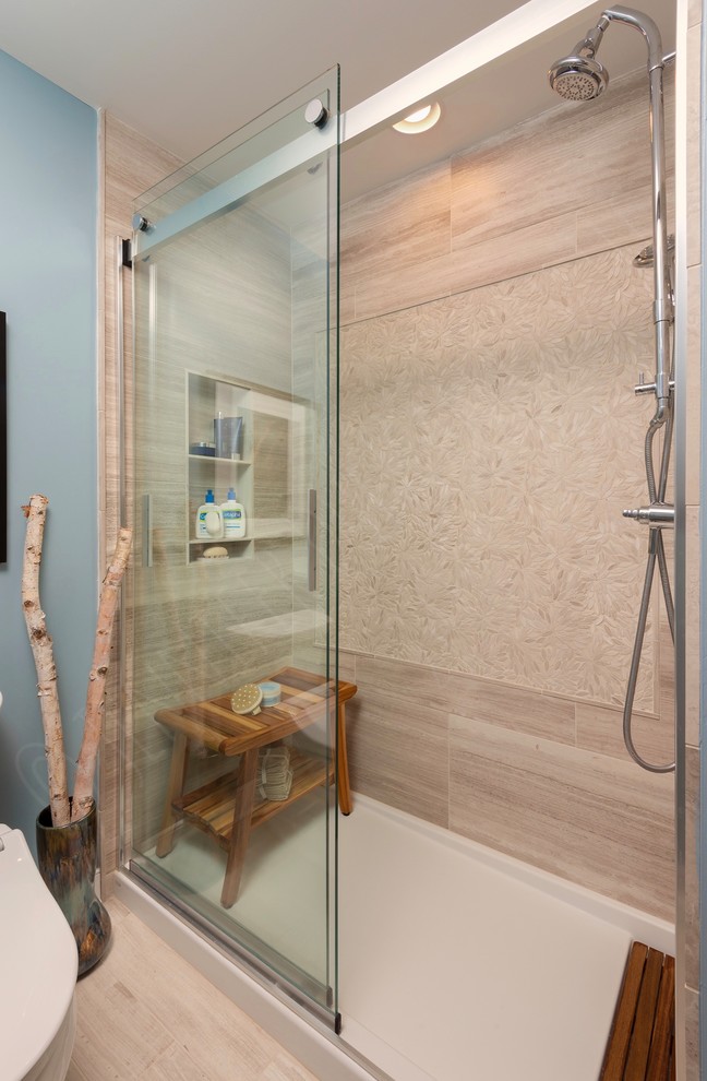 Exempel på ett mellanstort klassiskt brun brunt en-suite badrum, med släta luckor, skåp i ljust trä, en dusch i en alkov, en bidé, beige kakel, kakelplattor, blå väggar, kalkstensgolv, ett undermonterad handfat, bänkskiva i kvarts, beiget golv och dusch med skjutdörr