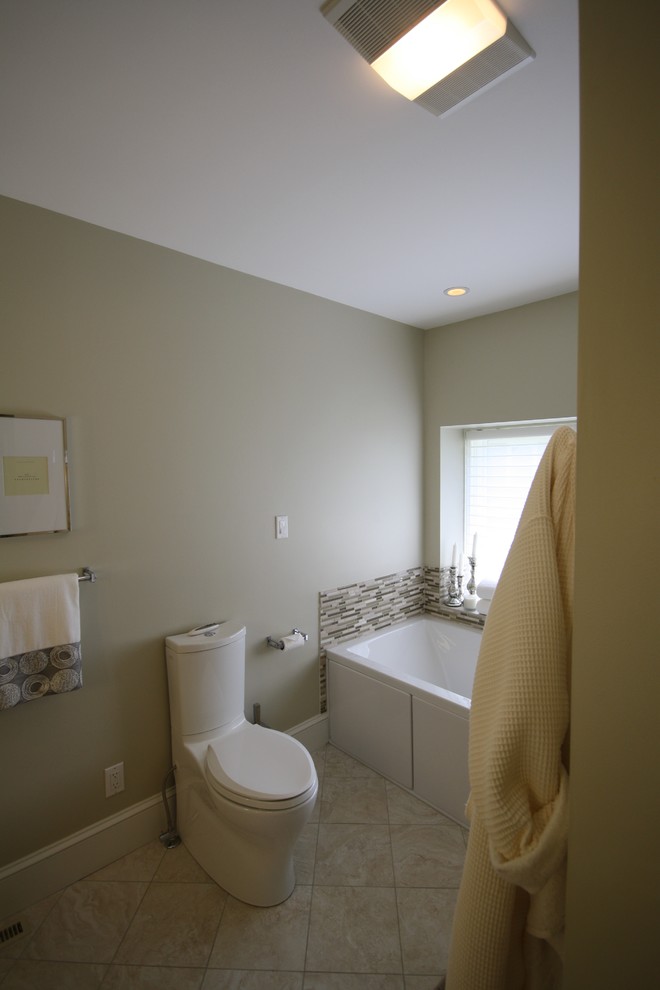 Aménagement d'une douche en alcôve contemporaine avec un lavabo posé, une baignoire en alcôve, WC à poser, un mur beige et un sol en carrelage de porcelaine.
