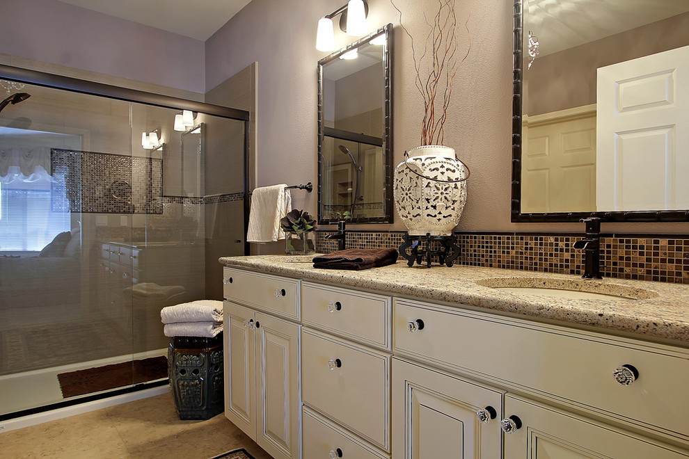 Foto di una stanza da bagno padronale contemporanea di medie dimensioni con lavabo sottopiano, ante con finitura invecchiata, piastrelle beige, lastra di vetro e pareti grigie