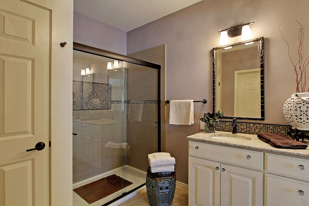 Inspiration för mellanstora moderna en-suite badrum, med ett undermonterad handfat, skåp i slitet trä, beige kakel, glasskiva och grå väggar