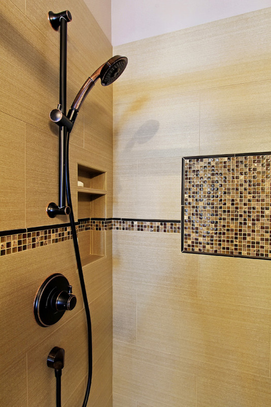 Foto på ett mellanstort funkis en-suite badrum, med ett undermonterad handfat, skåp i slitet trä, beige kakel, glasskiva och grå väggar