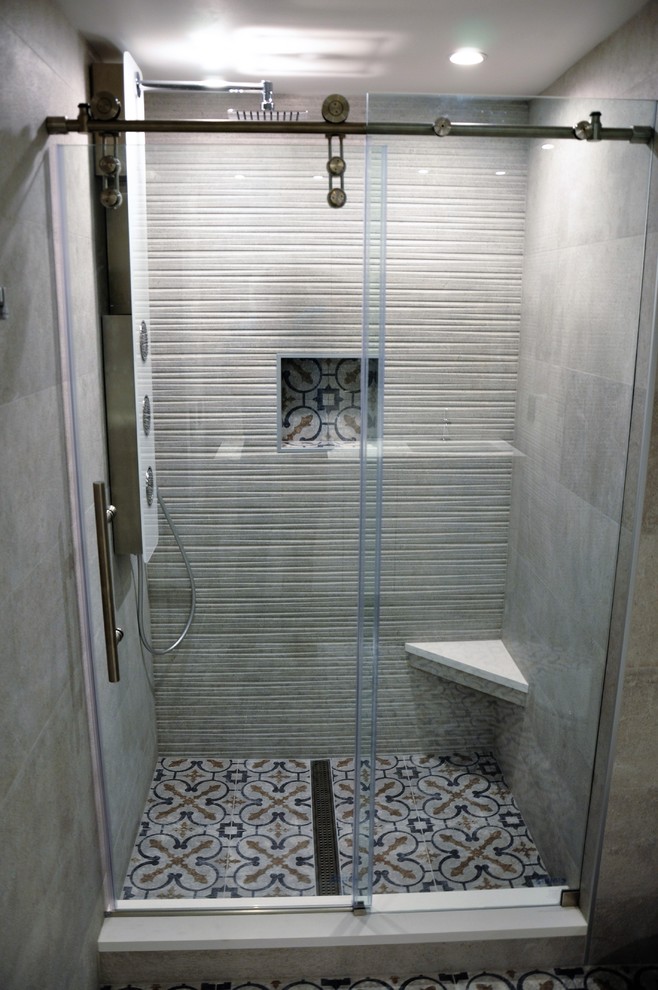 Foto di una stanza da bagno padronale design di medie dimensioni con ante grigie, doccia alcova, WC monopezzo, pareti marroni, pavimento in linoleum, lavabo sottopiano e top in superficie solida