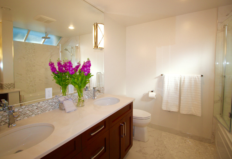 Exemple d'une salle de bain principale chic en bois brun de taille moyenne avec un lavabo encastré, un placard à porte shaker, un plan de toilette en quartz modifié, une baignoire posée, un combiné douche/baignoire, WC à poser, un carrelage blanc, des carreaux de céramique, un mur blanc et un sol en carrelage de céramique.