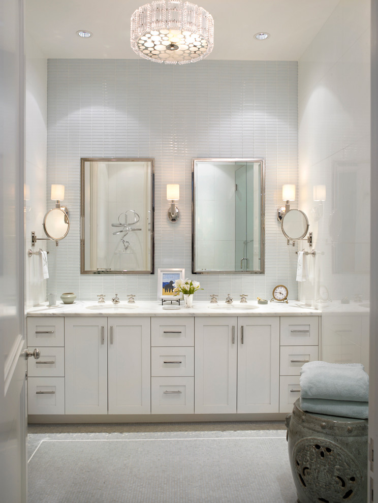 Пример оригинального дизайна: главная ванная комната в стиле неоклассика (современная классика) с фасадами в стиле шейкер, белыми фасадами, врезной раковиной и зеркалом с подсветкой