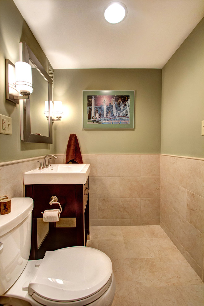 Свежая идея для дизайна: маленькая ванная комната в классическом стиле с монолитной раковиной, темными деревянными фасадами, душем в нише, раздельным унитазом, бежевой плиткой, керамогранитной плиткой, зелеными стенами и полом из керамогранита для на участке и в саду - отличное фото интерьера